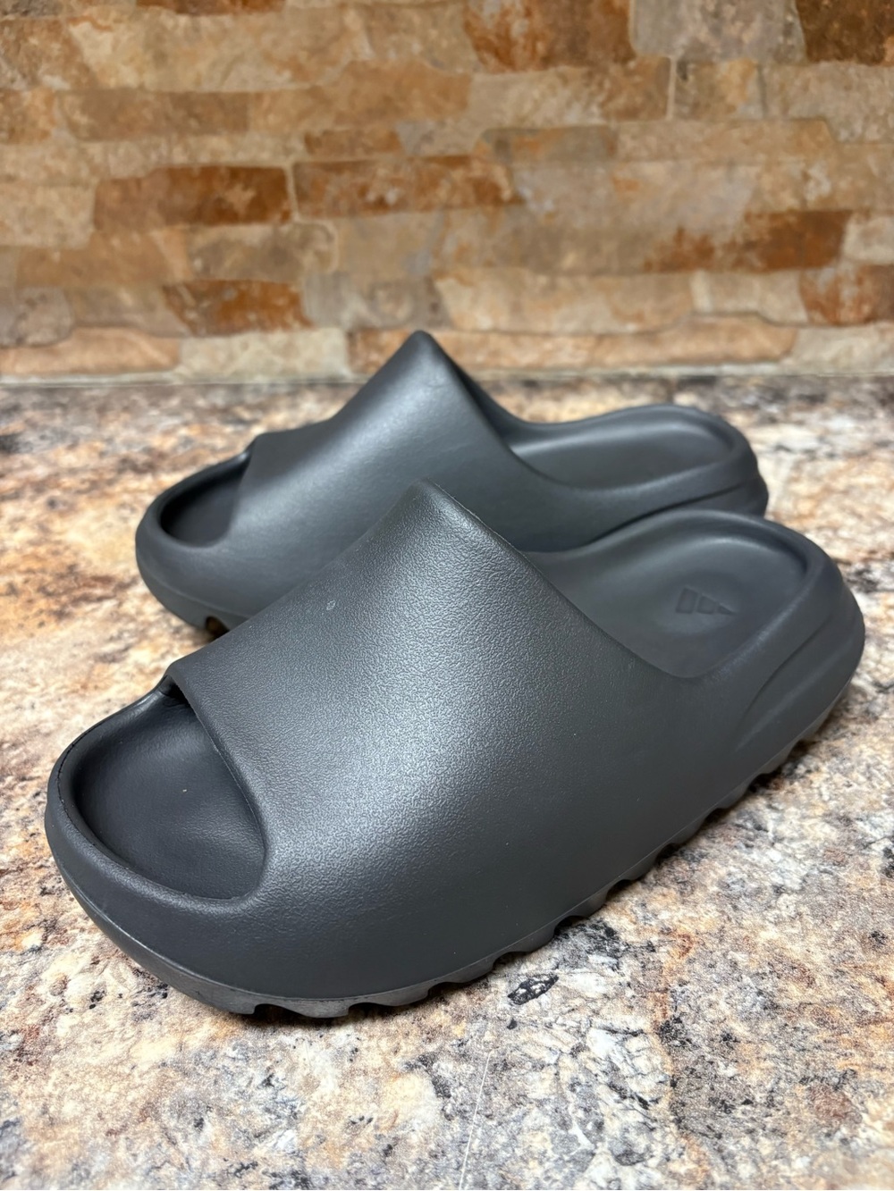 Adidas X Yeezy Slides ONYX Mens Size 6 Women’s 7.5